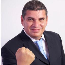 arquitecto y funcionario publico, a sus ordenes.