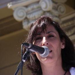 Vivo en Benito Juárez, tengo 42 años, soy conductora de un programa de radio de lun a vier de 8 a 12 hs, edito el portal de noticias http://t.co/v0Dpojqd