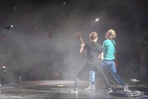 Hi im not Niall Horan... BUT I DO LOVE ONE DIRECTION! Vas happening? Don't hate, APPRECIATE!