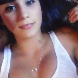 Tengo 20 años, naci el 13 de agosto de 1992. Vivo en Villa Ballester, me chupa todo un huevo,Y un dia estaba aburrida de facebook Y me hice un twitter (: CABJ ♥