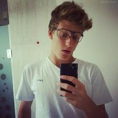 Sou boy seanator pq ele é  liamdo
