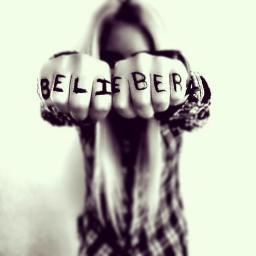 Soou belieber com muiito orgulho,eu amooo musiica sou ciumenta e goosto de azul e é isso ! :)