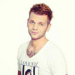 Fan de @keenvOfficiel et de son acolyte @toynawaach. Les#NumberOne. Follow par @keenvofficiel le 25/12/12