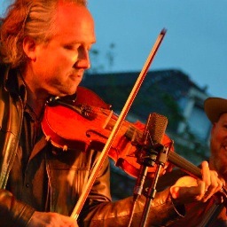 Violinist, specialist fiddle music/bluegrass.    
Finalist Grand Master Fiddle Championships Nashville, TN 2008.
Promoter @parelvanzuilen