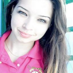 Sou fria , irônica, chata, alegre, eu chora, dou risadas, sinto raiva, amo, sou boba , carinhosa, brinco. Não sou perfeita , acostume-se !