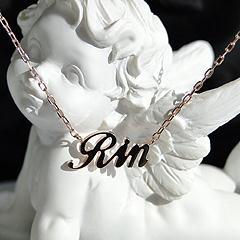 お気に入りのジュエリーを身に着けると自然と気分も上がりませんか？私はその瞬間が大好きです！
ジュエリーを、毎日洋服を着替えるように、もっと気軽に『デイリー』に楽しんで頂きたいと思い、ショップを通じて皆様にお届けできたらと思っております。