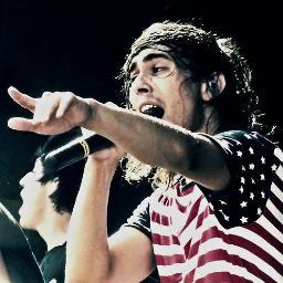 Em.. bueno me llamo escarlet me dicen nigga y hueas escucho hardcore em.. eso c: