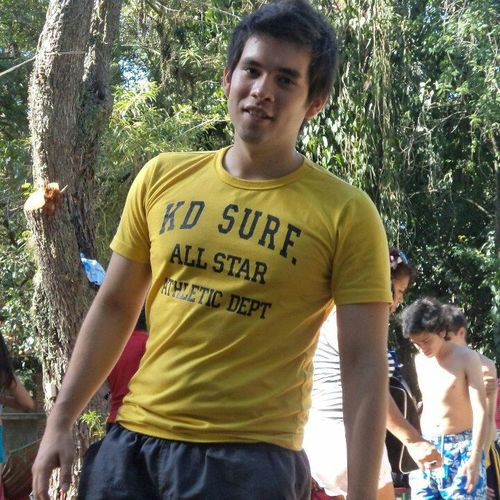 Joven Estudiante de Informatica en el CNAE.. Simpatico y me gusta estar con mis amigs.. xD