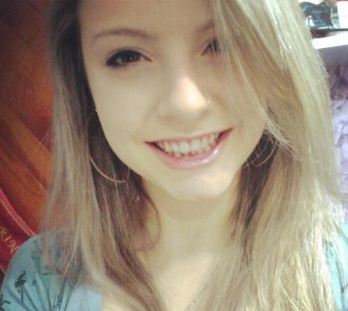 Confesso que preciso de sorrisos, abraços, chocolates, bons filmes, paciência e coisas desse tipo.