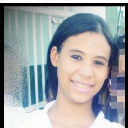 Uma menina com rosto de criança e atitude de mulher.