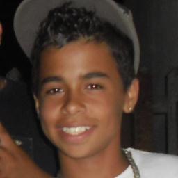 'Nem sempre o sorriso que trago no rosto é a vida que venho levando.♫
