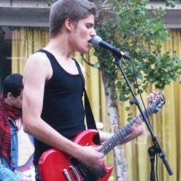 Quédate con la persona que te arregle el día y te desordene la noche.