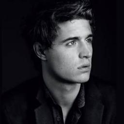 18. Ravenclaw. Licántropo. Cariñoso y amigable. Me gusta trepar árboles y jugar con el agua. APRIL is MINE. #SpanishHPFakes