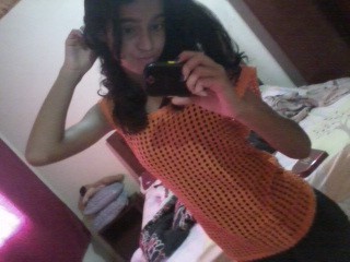 chata,divertida , patricinha , anormal, diferente, romantica, loka, amigavel, etc..

Quer saber mais conheça e descubra :D