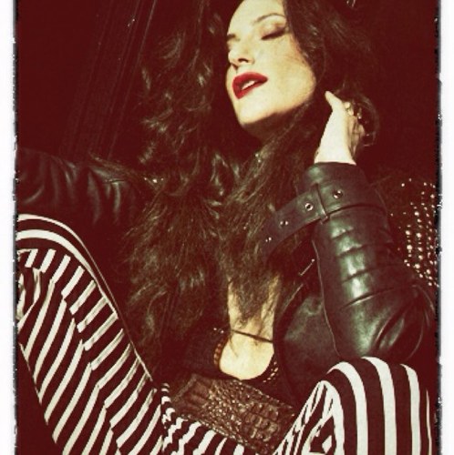singer, artist, performer, entertainer, vocal coach, writer, friend, real, honest, karma, music... http://t.co/w8tFzgDxUP