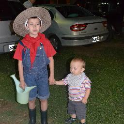 Tengo dos peñoños que son mi vida; mi amor q es todo; mi ahijado mi sol; contadora; esposa; ama de casa... un poco de todo... pero lo mas importante FELIZ