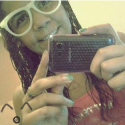 Sou estrovertida. Tenho 13 anos Estou solteira, E adoro meus amigos!