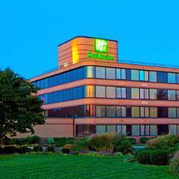 No matter what brings you to our waterfront hotel in Solomons, MD you'll find a warm welcome that will bring you back. Close to Pax River and St. Mary's City.