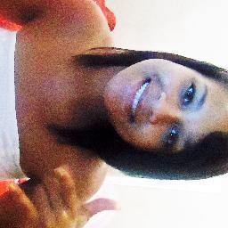 Quem quiser vencer na vida deve fazer como os seus sábios: mesmo com a alma partida, ter um sorriso nos lábios.