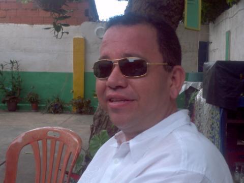Comunicador social, locutor, salsero de nacimiento, demócrata 100%, y amigo de todos!!!