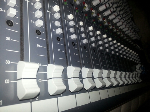 Es una Empresa joven dedicada a la Ingenieria en Audio y Sonido e Ingenieria Acustica. diseÑo salas de ensayo, estudios de grabacion , difusores,resonadores etc