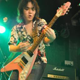 Old Marshall直結主義。日々1959と1987と格闘しています。
宇宙征服(as UFO)、Dream Chaser(as Rainbow)でギターを弾いてます。