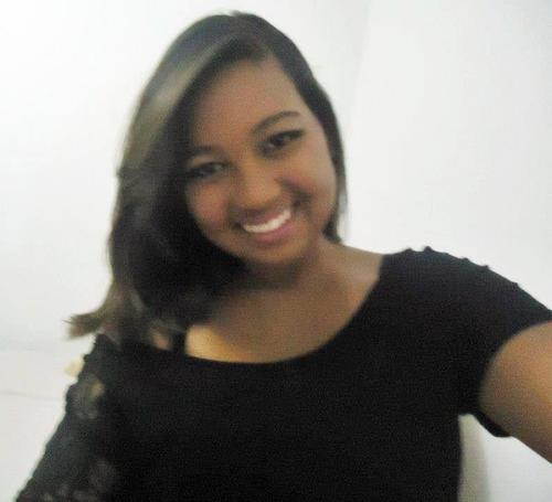 Amo música e maçã, Amo minha familia e meus amigos acima de tudo!
Deus é a minha bússola!
Aaah, também sou apaixonada por livros! ;)