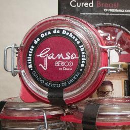 Somos una empresa de cria de gansos ibéricos en extensivo, en la dehesa. Comercializamos productos gourmet derivados de este singular animal.