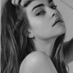 شيمآء : حآلمهہ آگثر من آللآزم ، آنيقهہ في آدق تفآصيلي ، هآدئهہ ومزآجيتي من نوع آخر ، آنثى نبضهآ حگآيهہ ﻟست كآتبةة لكن ﺈعبث بأقلامي ﻓ ﺗﺗﻧآثر گلماﺗي
