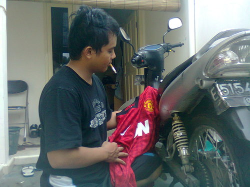 si kupu biru @empire_of_the_kop