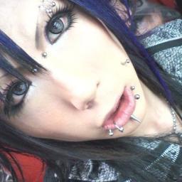 私のベッドの上で美しい悪魔
私はオナニーで試して
私のベッドの上で美しい悪魔
暗闇の中でセックスをしてみましょう       ~