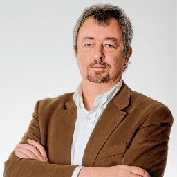 ex-wetstraatjournalist, editorialist en interviewer bij Gazet van Antwerpen