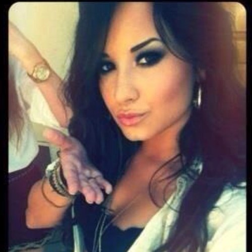 Lovatic não é só fã. Demi não é modinha. Stay Strong não é só uma frase. This is me não é a única música. Nosso amor por ela não é só fase.