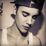 El beso bajo la lluvia con JB puede ser único. Belieber de 18 años y 0 vida social, Twitter y mi gato somos un grupito chupi-fangirleante [: te unes? F4F 3