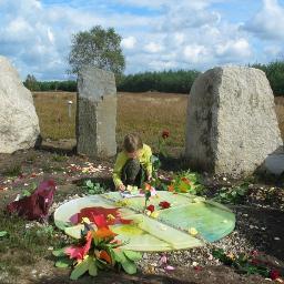 Roses for Children realiseert het Internationaal Monument voor het Onbekende Kind, een plek voor troost en herinnering met aandacht voor rechten van kinderen.
