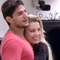 Não precisa mudar, vou me adaptar ao seu jeito, seus costumes, seus defeitos, seu ciúme, suas caras. Fernanda Keulla (Vila)ça & André Marti(nelli). ♥