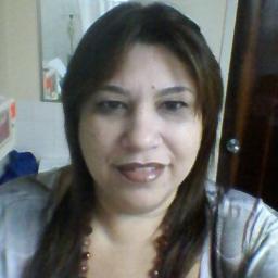 Chica exitosa y sencilla con un corazón abierto y feliz
