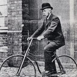 dbakk's profile picture. I laugh very loudly.