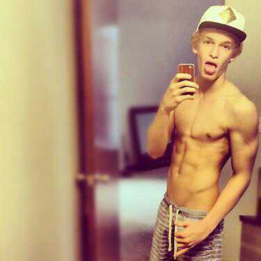 follow everybody for a shout out follow and i will follow back #paradise in stores and on i tunes now go get it @codysimpson all the way #simpsonizner