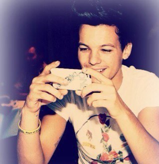 @Louis_Tomlinson mon beau Dieu Grec !! :) xx