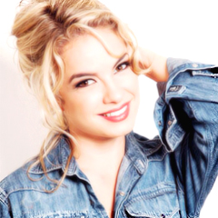 Um sorriso especial insiste em aparecer em meu rosto quando lembro de você. 14/05/11    . [♥]