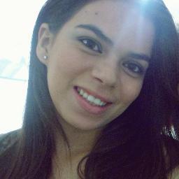 Uma garota de 17 anos que odeia o pré julgamento, apaixonada por músicas, saltos, bolsas, séries, chocolate, que expressa seus sentimentos no  TWITTER, follow !