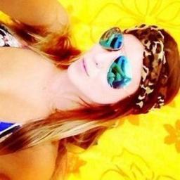 She makes me smile. She is @marybraganca :)
  (22/10/2011)  Seguida por ela: (29/10/2011)