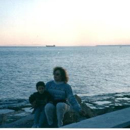 Nací en el sigloXX,estudié en la UMU Filologia Hispánica.Estoy casada desde hace un tiempo,tengo un hijo.Tengo que escribir un libro
