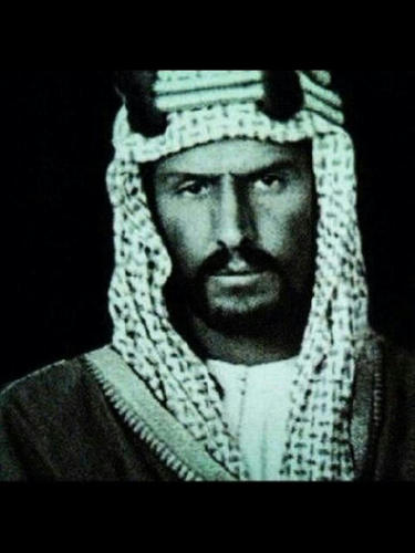 وما أنا إلا فتاة لذيذة الملامِح ، أحمل بـِ صدري حنان اُمي ، وكبرياء أبي وأهتم بِمن يهتم بي دائما. 'أنا تِلك المُعلقه بـِ أبيھا حد النبض.،. الحمدللّه