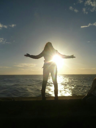 Enamorada de la vida. Vivo mis sueños. Me ilusiona todo lo que hago. Lunatica y soñadora en mis ratos libres