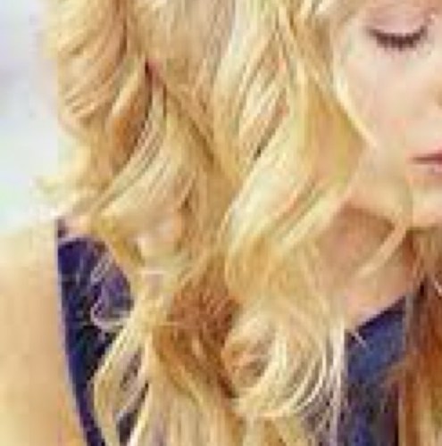 Just a girl who loves curls and pearls.. Also a huge fan of anything that sparkles!