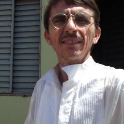 Sou romancista e sei narrar o que escrevo ou conto; sou narrador, escrevo minha prosa com distinção por ser o realismo literário de Eça deQuerós.