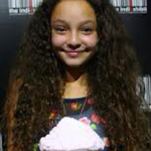 Hey I'm Lindsey, I have a habit of talking fast, and I'm in grade 6! Member of @realcelebsRP