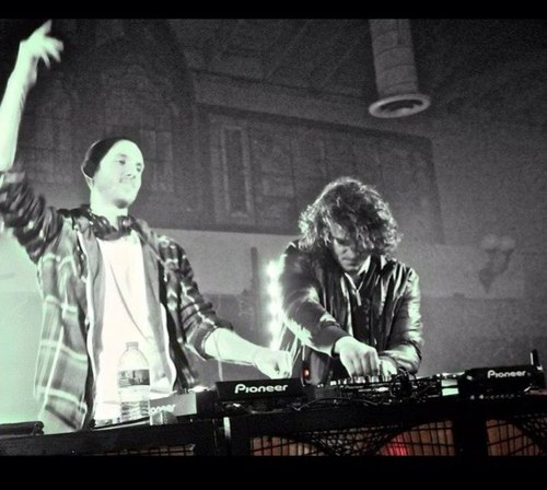 ouiofficial's profile picture. Straight out of California, the Brazilian American duo known as OUI have come to Explode the Progressive/Electro House scene!